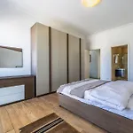 Stunning - Seaview Penthouse 3-bed + Parking * סליאמה
