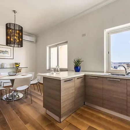 Stunning - Seaview Penthouse 3-bed + Parking 斯利马