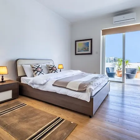 Stunning - Seaview Penthouse 3-bed + Parking شقة