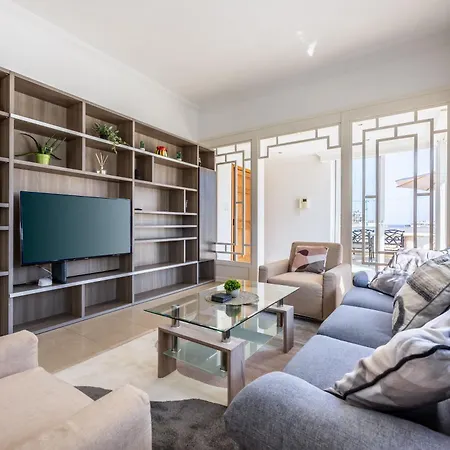 Stunning - Seaview Penthouse 3-bed + Parking شقة سليمة