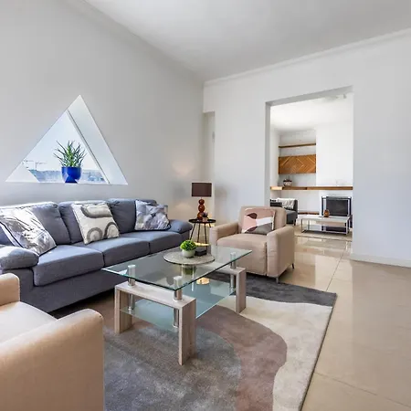 Stunning - Seaview Penthouse 3-bed + Parking شقة